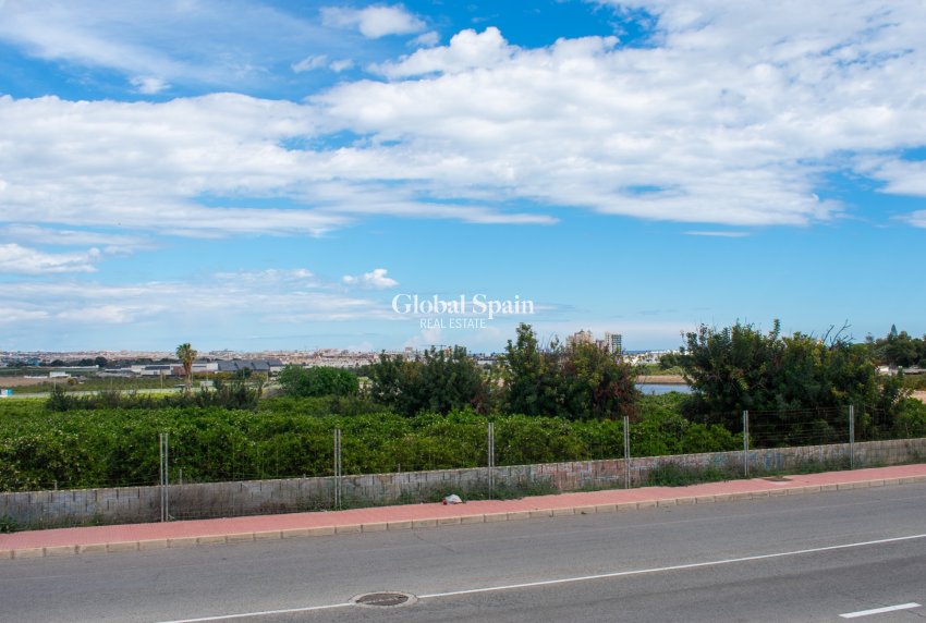 Resale - Villa / Semi detached -
TORREVIEJA - LOS BALCONES - LOS ALTOS