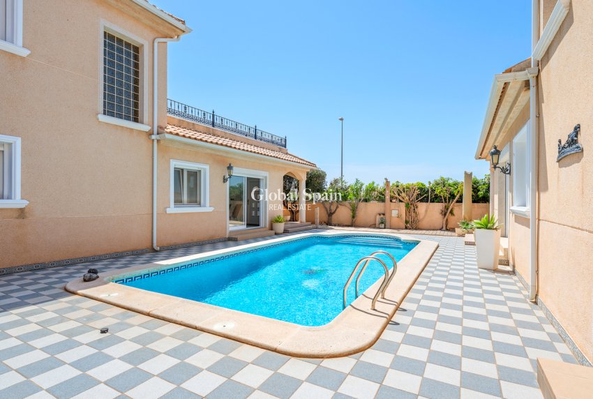 Resale - VILLA -
TORRE DE LA HORADADA - Costa Blanca