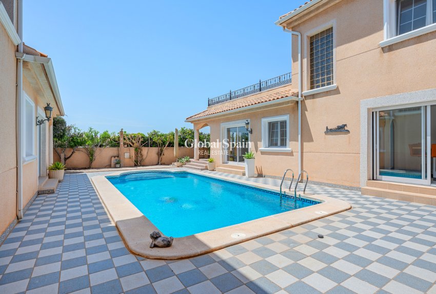 Resale - VILLA -
TORRE DE LA HORADADA - Costa Blanca
