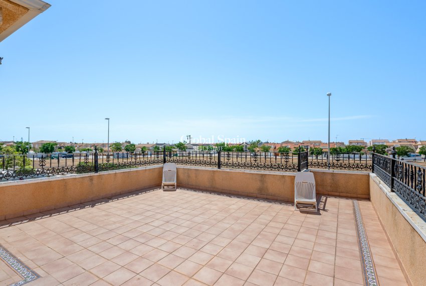 Resale - VILLA -
TORRE DE LA HORADADA - Costa Blanca