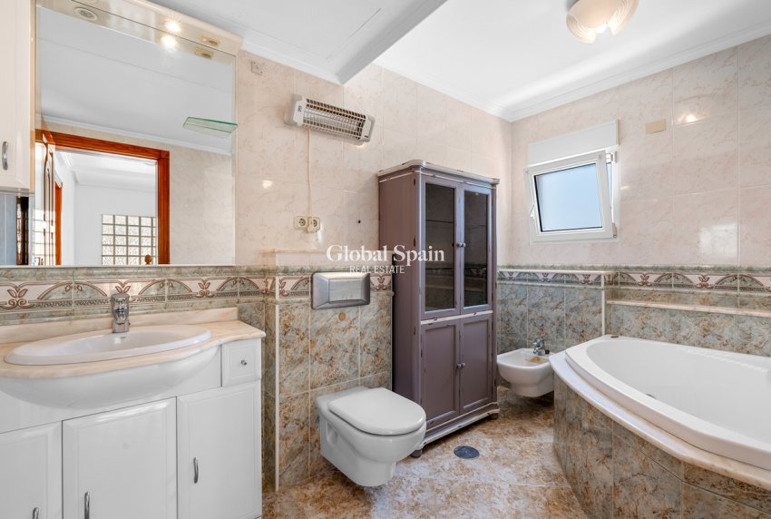 Resale - VILLA -
TORRE DE LA HORADADA - Costa Blanca