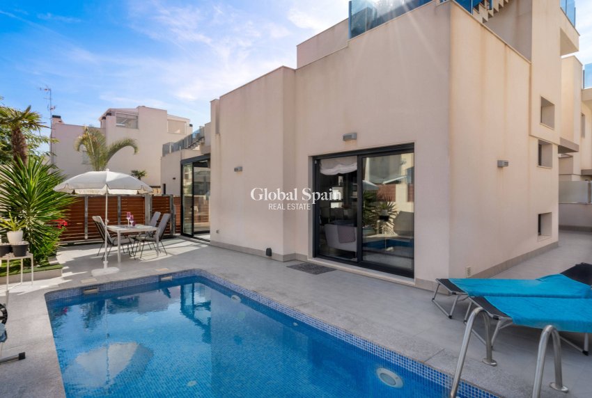 Resale - VILLA -
TORREVIEJA - Aguas nuevas 2