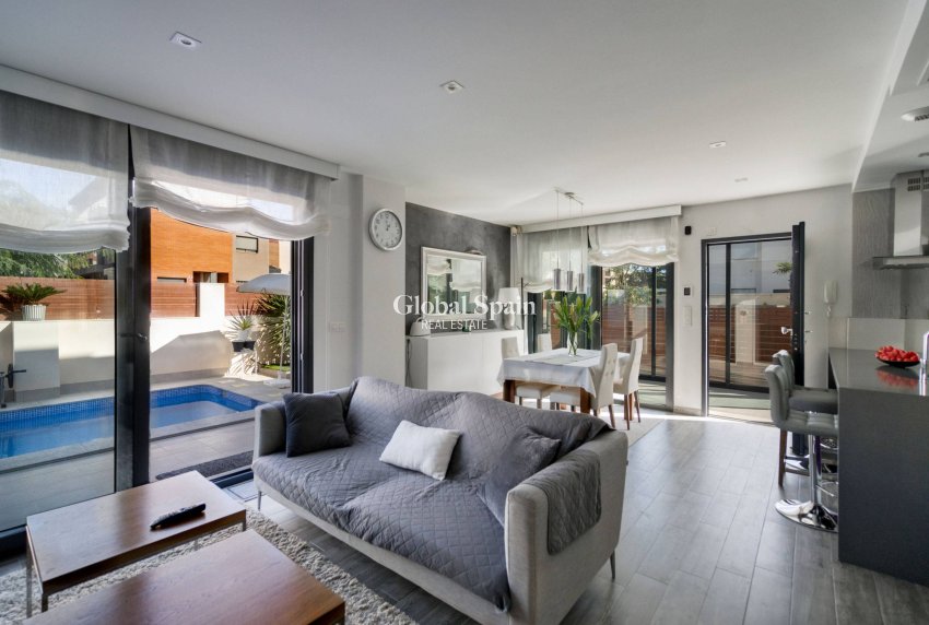 Resale - VILLA -
TORREVIEJA - Aguas nuevas 2