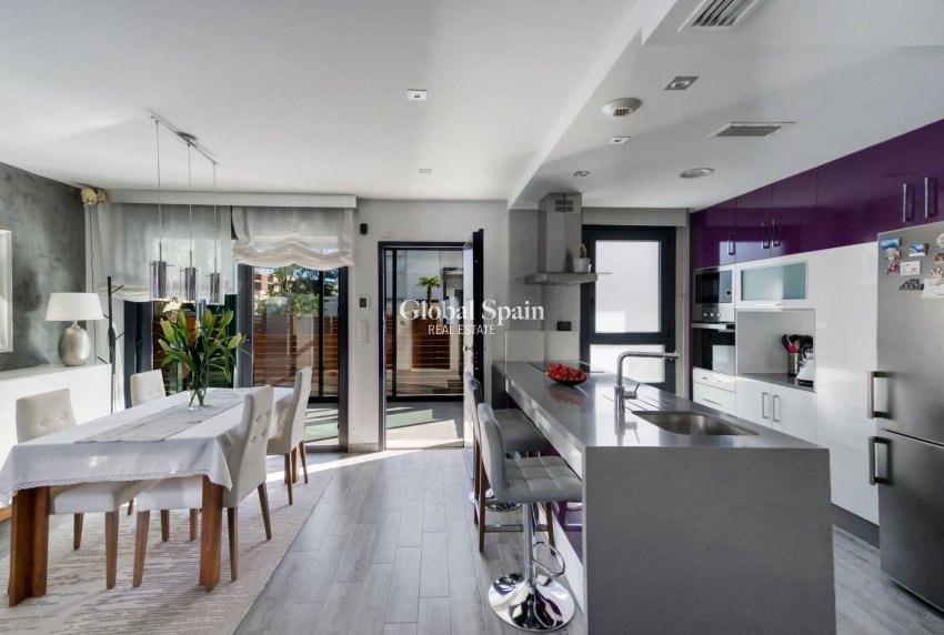 Resale - VILLA -
TORREVIEJA - Aguas nuevas 2