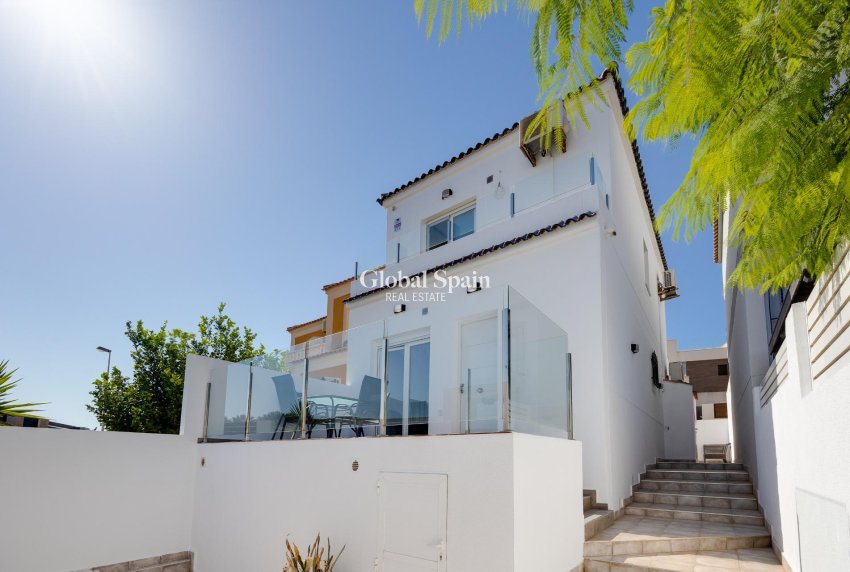 Resale - VILLA -
TORREVIEJA - Aguas Nuevas