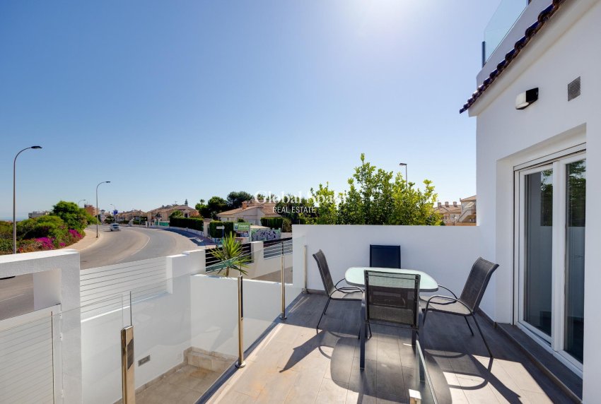 Resale - VILLA -
TORREVIEJA - Aguas Nuevas