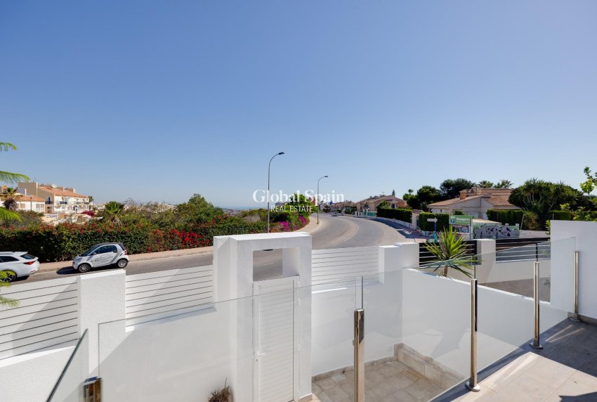 Resale - VILLA -
TORREVIEJA - Aguas Nuevas