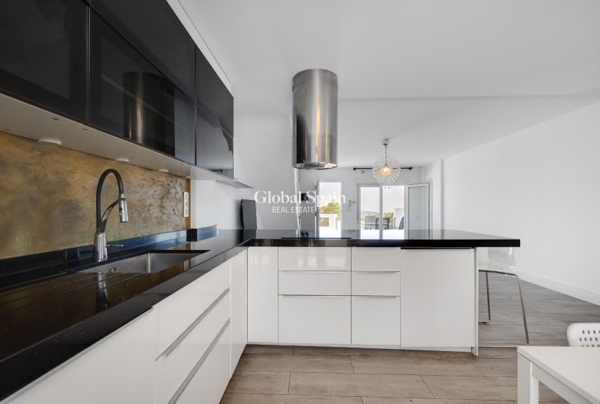 Resale - VILLA -
TORREVIEJA - Aguas Nuevas