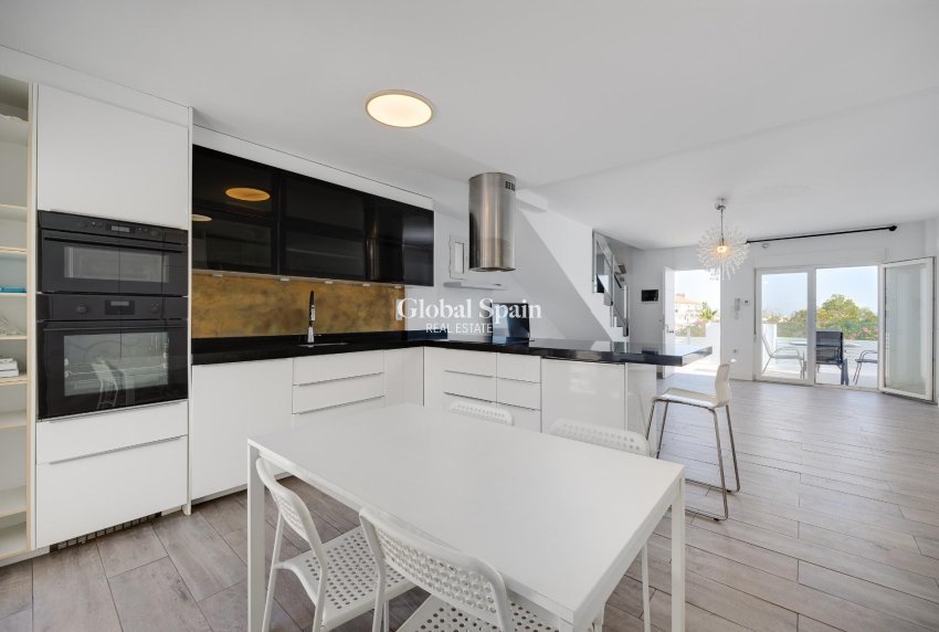 Resale - VILLA -
TORREVIEJA - Aguas Nuevas