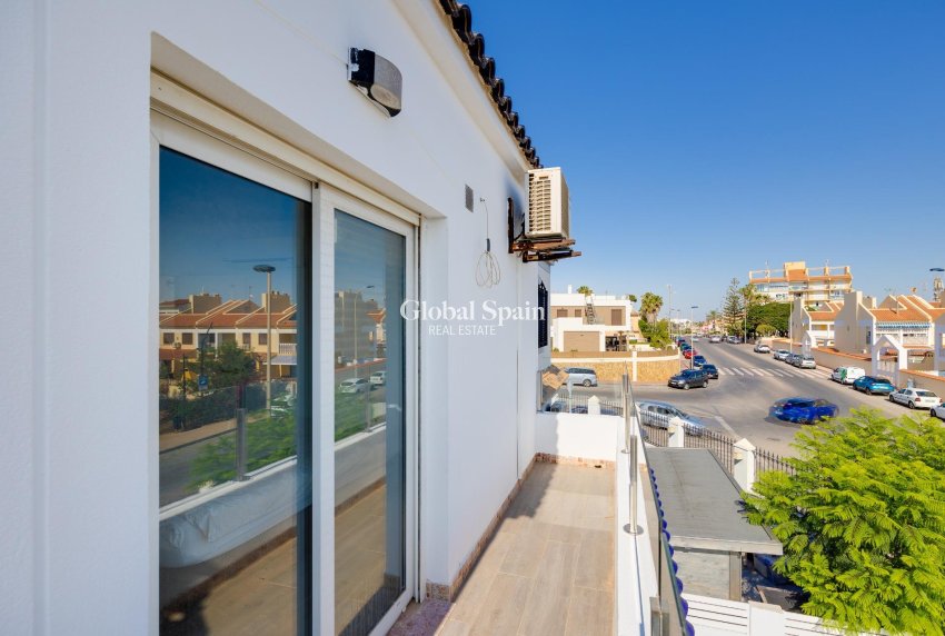 Resale - VILLA -
TORREVIEJA - Aguas Nuevas