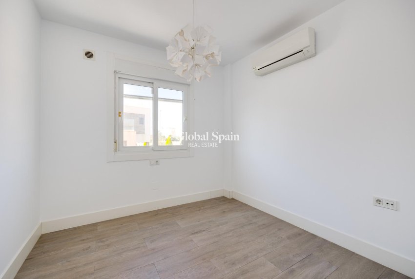 Resale - VILLA -
TORREVIEJA - Aguas Nuevas