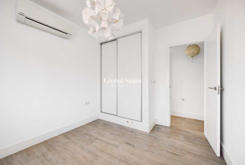 Resale - VILLA -
TORREVIEJA - Aguas Nuevas