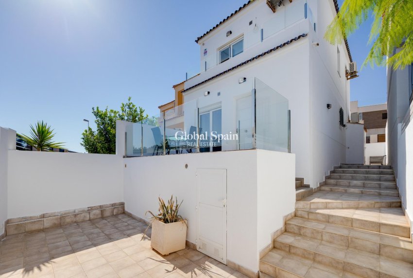 Resale - VILLA -
TORREVIEJA - Aguas Nuevas