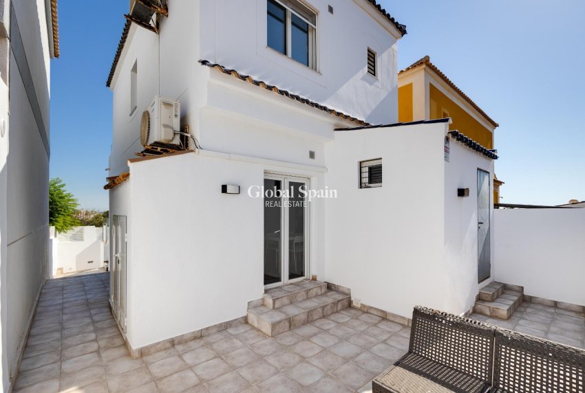 Resale - VILLA -
TORREVIEJA - Aguas Nuevas