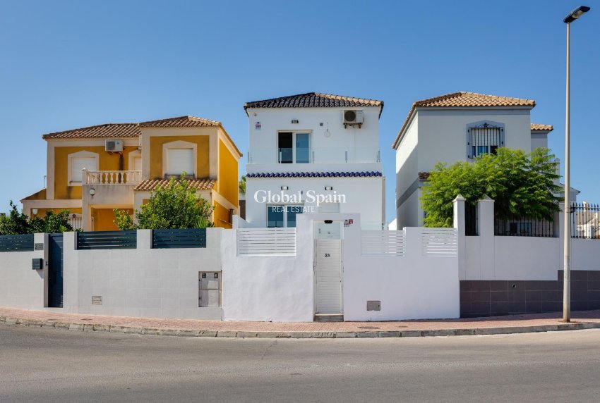 Resale - VILLA -
TORREVIEJA - Aguas Nuevas