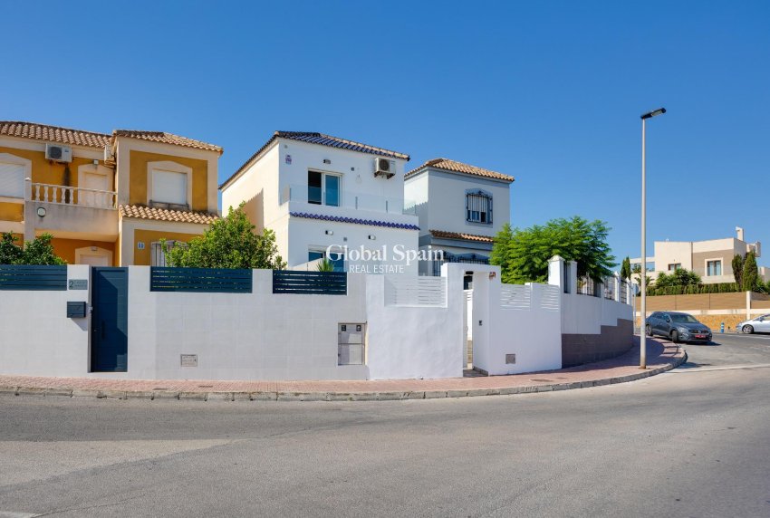 Resale - VILLA -
TORREVIEJA - Aguas Nuevas