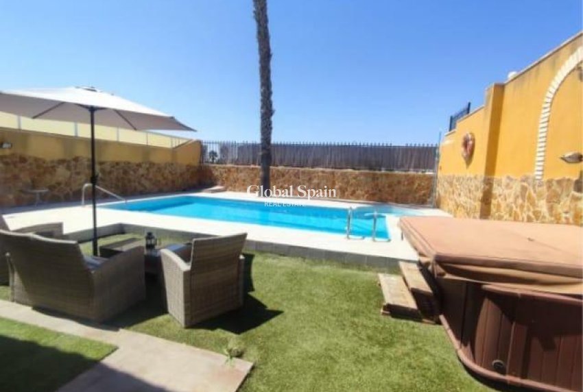 Resale - VILLA -
TORREVIEJA - Aguas Nuevas