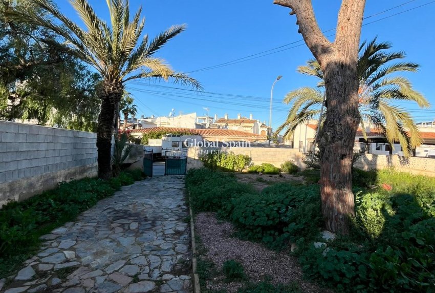 Resale - VILLA -
TORREVIEJA - Aguas Nuevas