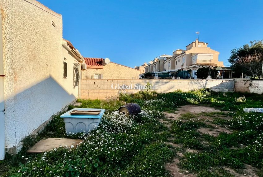 Resale - VILLA -
TORREVIEJA - Aguas Nuevas