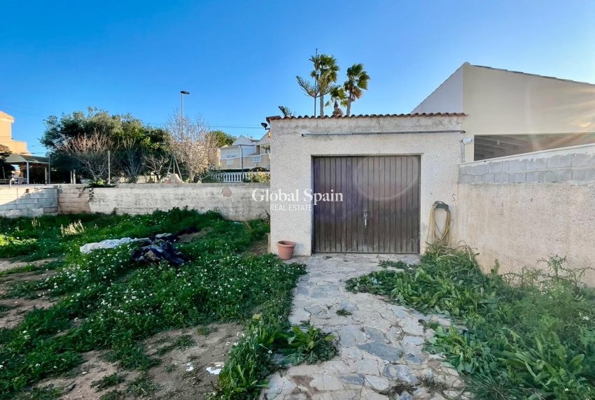 Resale - VILLA -
TORREVIEJA - Aguas Nuevas
