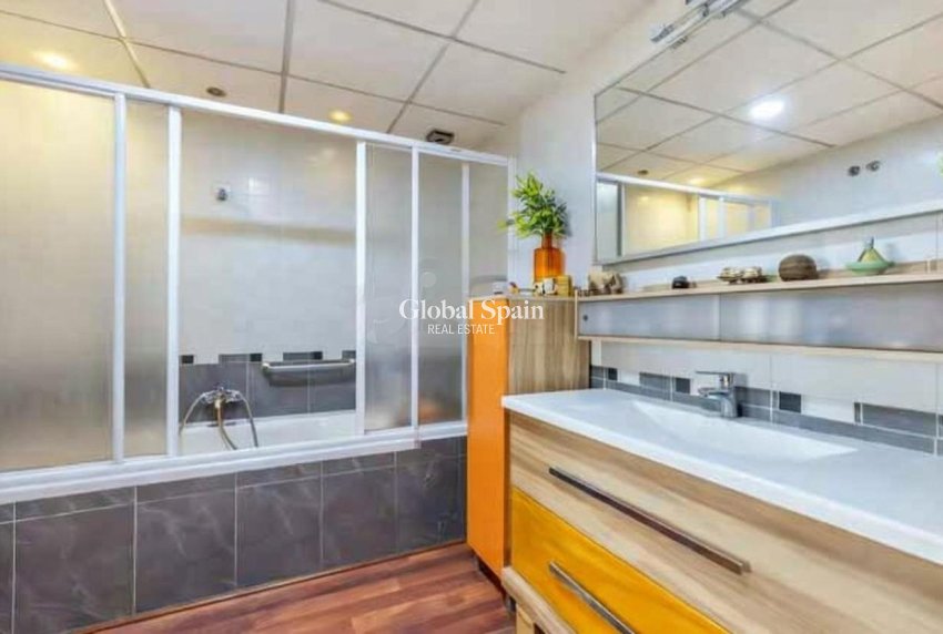 Resale - VILLA -
TORREVIEJA - Aguas Nuevas