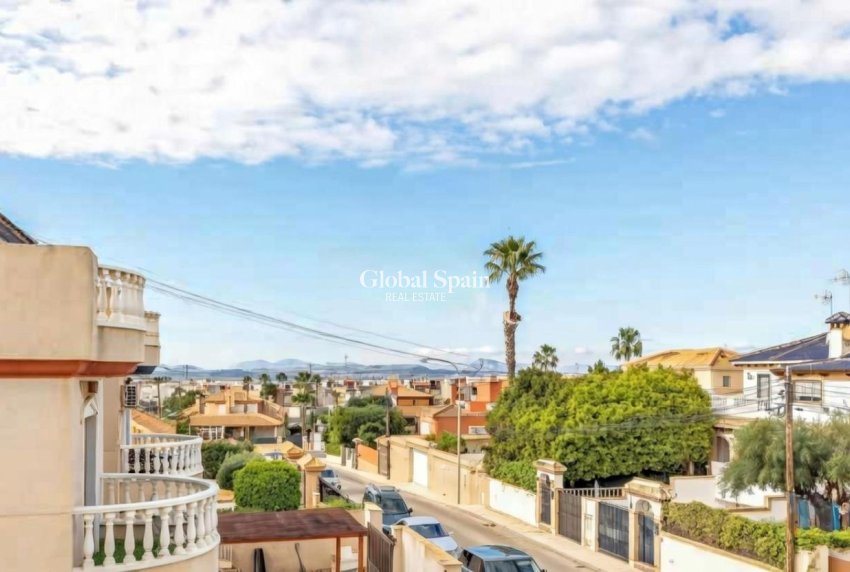 Resale - VILLA -
TORREVIEJA - Aguas Nuevas