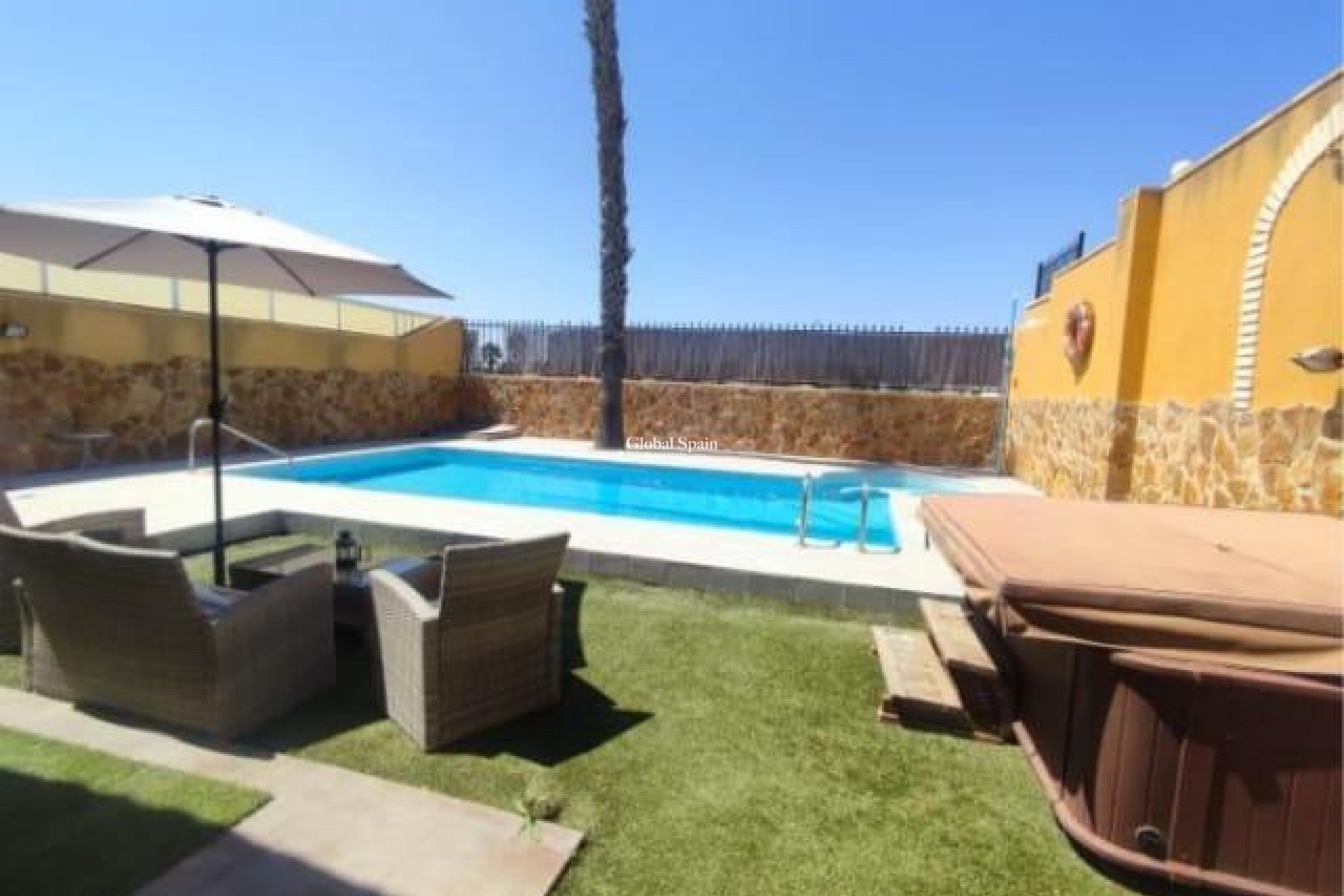 Resale - VILLA -
TORREVIEJA - Aguas Nuevas
