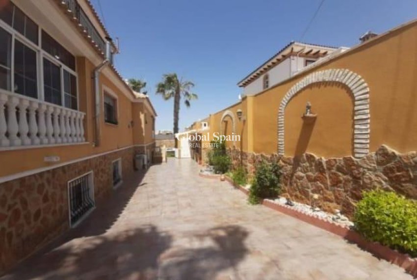 Resale - VILLA -
TORREVIEJA - Aguas Nuevas