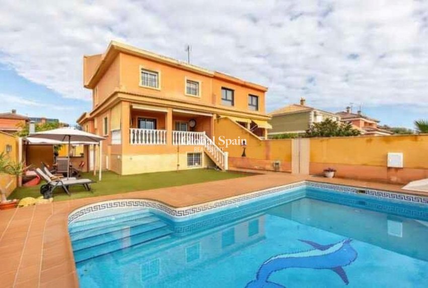 Resale - VILLA -
TORREVIEJA - Aguas Nuevas