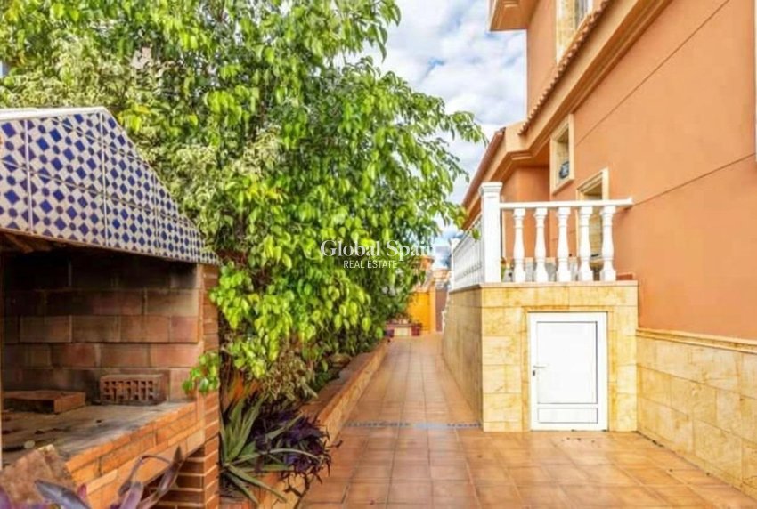Resale - VILLA -
TORREVIEJA - Aguas Nuevas