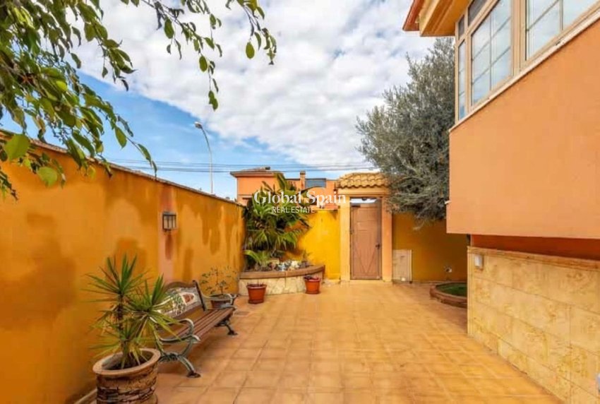 Resale - VILLA -
TORREVIEJA - Aguas Nuevas