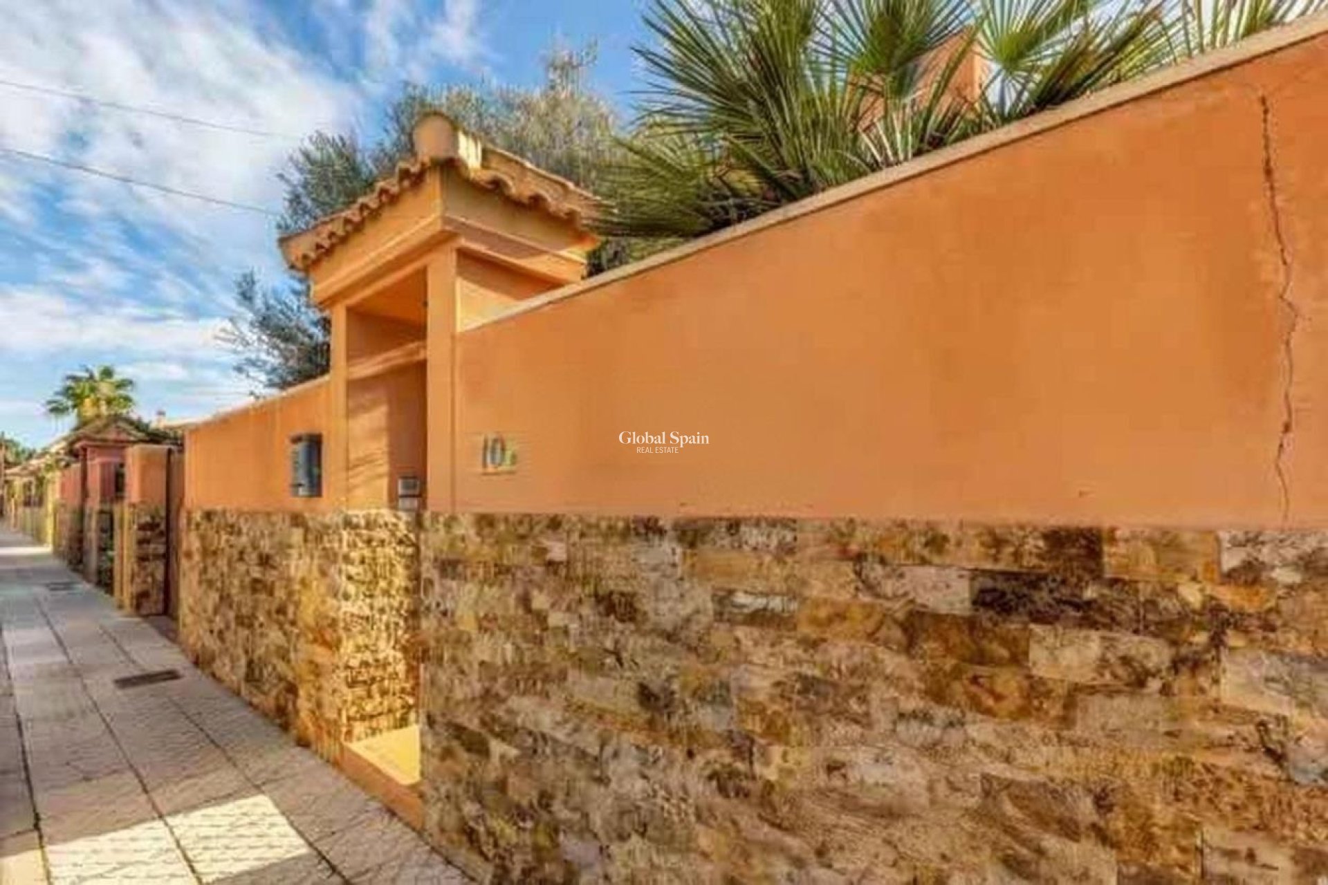 Resale - VILLA -
TORREVIEJA - Aguas Nuevas