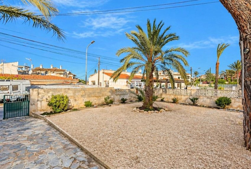 Resale - VILLA -
TORREVIEJA - Aguas Nuevas