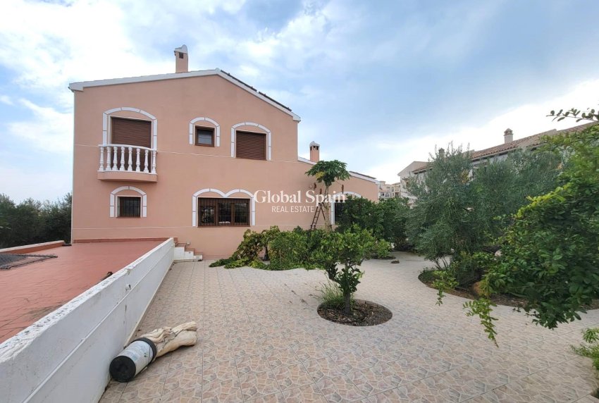 Resale - VILLA -
TORREVIEJA - Aguas Nuevas