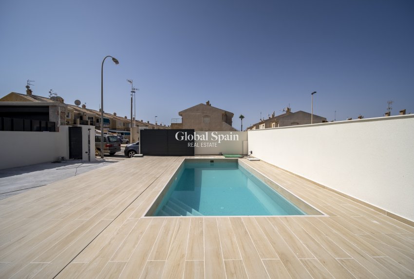 Resale - Villa -
TORREVIEJA - Aguas Nuevas