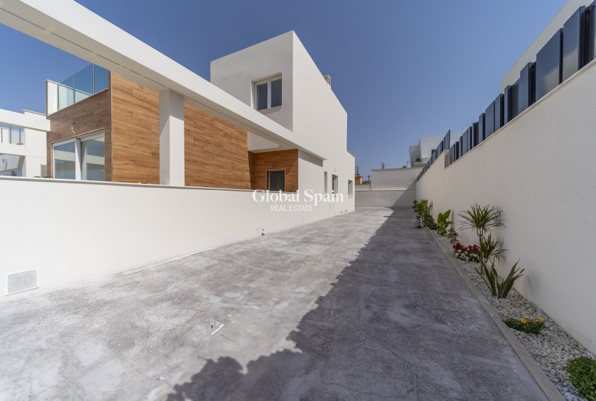 Resale - Villa -
TORREVIEJA - Aguas Nuevas