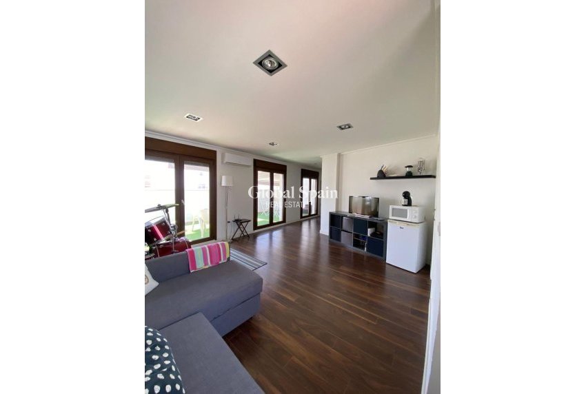 Resale - VILLA -
TORREVIEJA - Centro - Muelle Pesquero