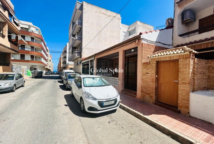 Resale - VILLA -
TORREVIEJA - Costa Blanca