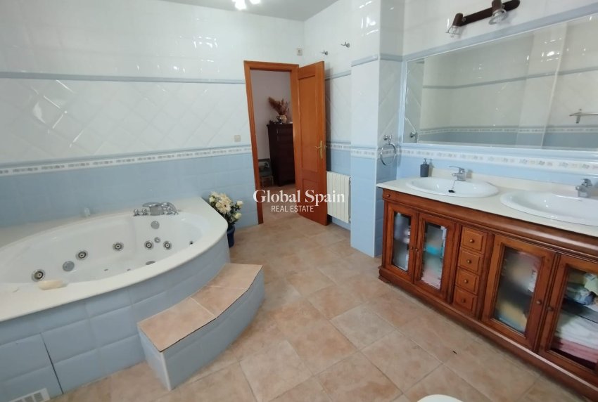 Resale - VILLA -
TORREVIEJA - Costa Blanca