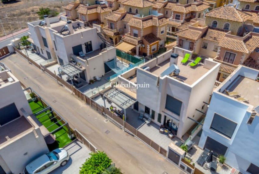 Resale - VILLA -
TORREVIEJA - Costa Blanca