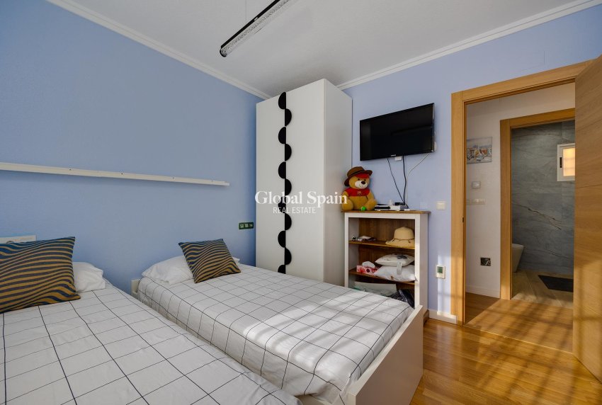 Resale - VILLA -
TORREVIEJA - Costa Blanca