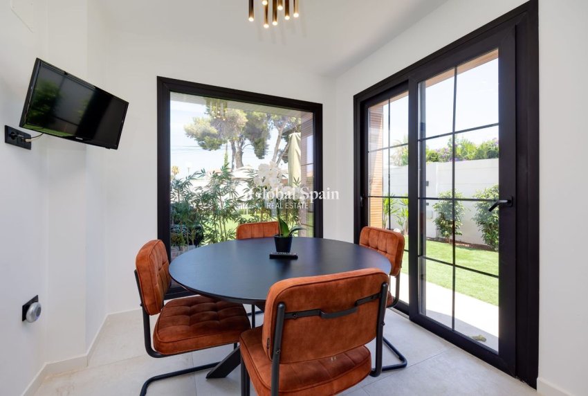 Resale - VILLA -
TORREVIEJA - Costa Blanca