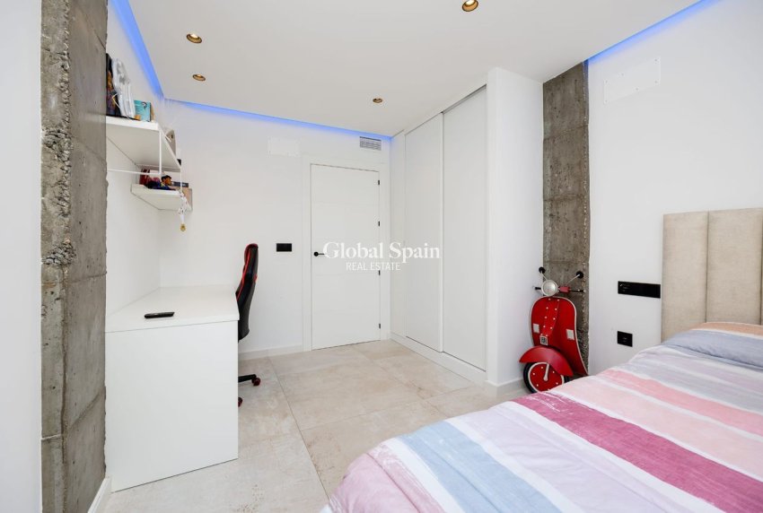 Resale - VILLA -
TORREVIEJA - Costa Blanca