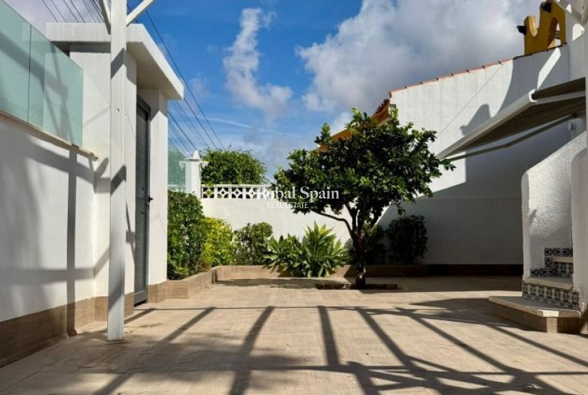 Resale - VILLA -
TORREVIEJA - Costa Blanca