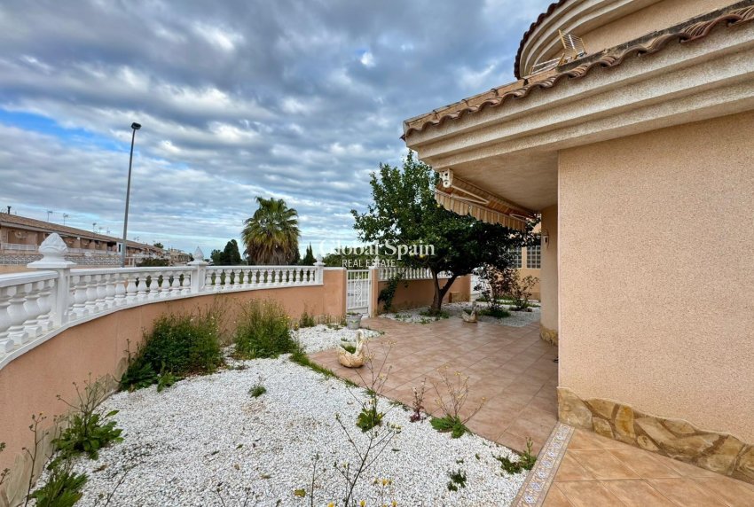Resale - VILLA -
TORREVIEJA - Costa Blanca