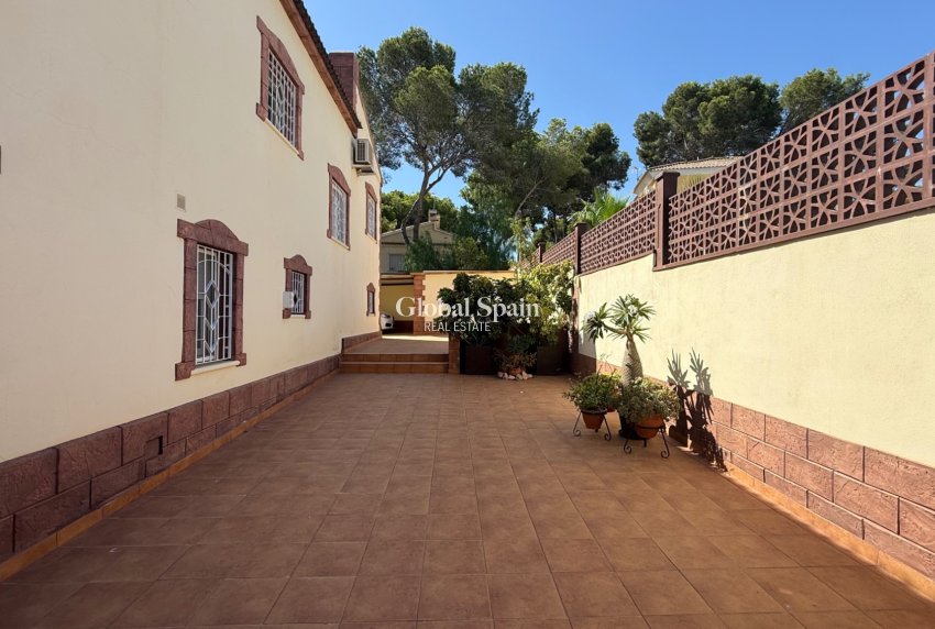 Resale - VILLA -
TORREVIEJA - Costa Blanca