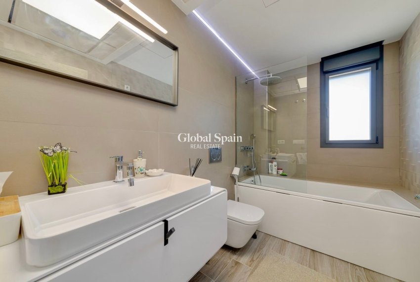 Resale - VILLA -
TORREVIEJA - Costa Blanca