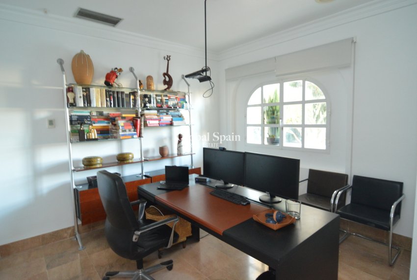 Resale - VILLA -
TORREVIEJA - Costa Blanca