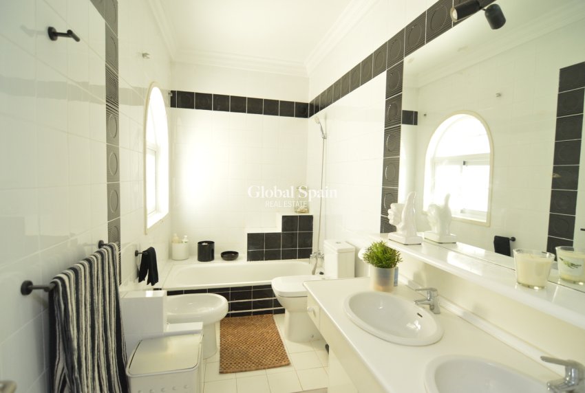 Resale - VILLA -
TORREVIEJA - Costa Blanca