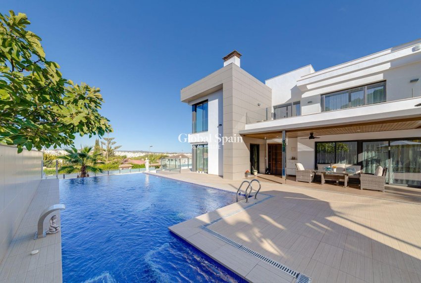 Resale - VILLA -
TORREVIEJA - Costa Blanca